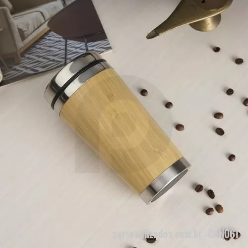 Copo personalizado - Copo de bambu com capacidade de 500ml, parte interna em inox e tampa com compartimento de abertura para beber, ideal para cafés, chás e outras bebidas no dia a dia. O revestimento externo em bambu traz um visual natural e sofisticado, enquanto os det