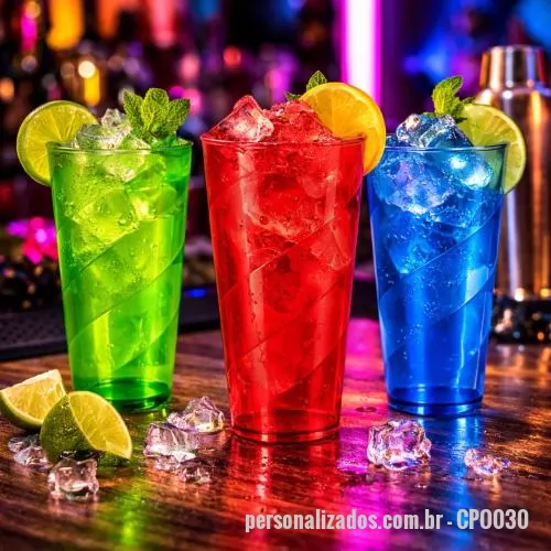 Copo personalizado - Copo com capacidade de 550 ml produzido em poliestireno, com peso de 54 gramas, altura de 14,6 cm, diâmetro da boca de 8,6 cm e base de 6,3 cm, apresentando estrutura rígida e acabamento com textura em relevo espiral que valoriza o design e melhora a