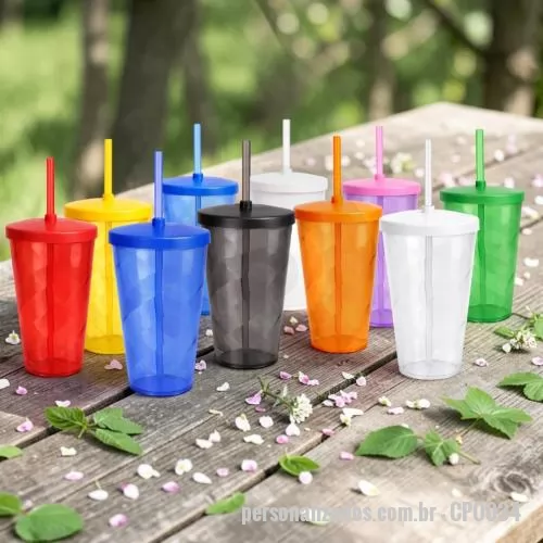Copo personalizado - Copo com capacidade de 750 ml produzido em poliestireno, com peso de 77 gramas, altura de 15 cm, diâmetro da boca de 9,5 cm e base de 7,1 cm, desenvolvido com estrutura rígida e acabamento em relevo espiral que agrega estética e melhor aderência ao u