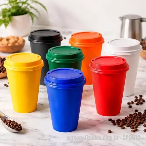 Copo personalizado - Copo com capacidade de 450 ml produzido em polipropileno, com peso aproximado de 41 gramas, altura de 12,4 cm, diâmetro da boca de 8,5 cm e base de 5,8 cm, acompanhado de tampa estilo MUG que auxilia na vedação e no controle do fluxo ao consumir bebi