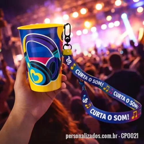 Copo personalizado - Copo com capacidade de 550 ml produzido em polipropileno, com peso de 36 gramas, altura de 14,5 cm, diâmetro da boca de 8,7 cm e base de 6,3 cm, equipado com alça lateral para fixação de cordão (não acompanha), proporcionando praticidade no transport