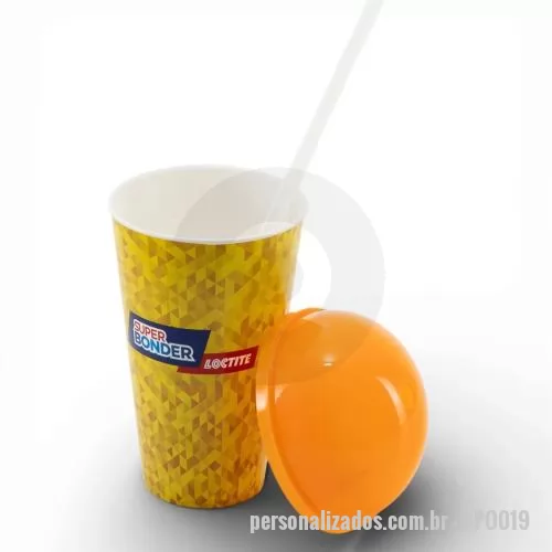 Copo personalizado - Copo com capacidade de 450 ml produzido em polipropileno, com peso de 42 gramas, altura de 12,4 cm, diâmetro da boca de 8,5 cm e base de 5,8 cm, equipado com tampa formato bola e canudo integrado. Conta com tecnologia In Mold Label, onde a arte é apl