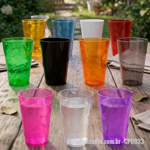 Copo personalizado - Copo com capacidade de 750 ml produzido em poliestireno, com peso de 65 gramas, altura de 15 cm, diâmetro da boca de 9,5 cm e base de 7,1 cm, apresentando estrutura rígida e acabamento com textura em relevo espiral que valoriza o design e melhora a p