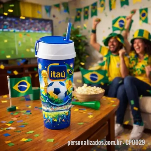 Copo personalizado - Copo com capacidade de 550 ml produzido em polipropileno, com peso aproximado de 62 gramas, altura de 14,5 cm, diâmetro da boca de 8,7 cm e base de 6,3 cm, acompanhado de tampa com compartimento porta snacks integrado e com possibilidade de personali