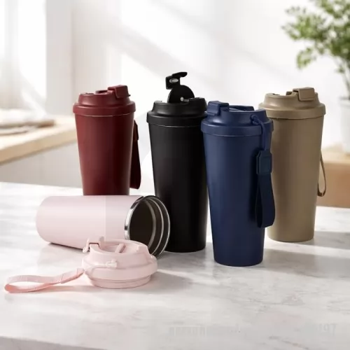 Copo personalizado - Copo em inox 304 com revestimento externo em polipropileno (PP) e capacidade para até 480ml. Apresenta tampa rosqueável em PP livre de BPA com protetor para o bocal. Acompanha alça em nylon com detalhe em couro sintético para transporte.