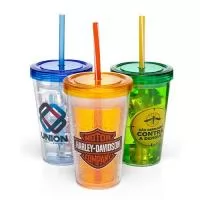 Copo personalizado com canudo biodegradável. Com capacidade de 600 ml, tampa rosqueável transparente ou colorida. Esse brinde possui ótimo custo, boa área para personalizar a logomarca de empresas e parceiros comerciais.