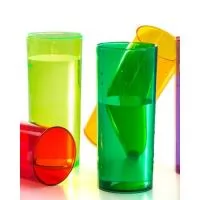 Úteis e resistentes, os copos personalizados para casamento estão disponíveis em grande variedade de cores e têm ótimo espaço para customização com arte ou nomes dos noivos. Um brinde barato, os copos personalizados para casamento têm grande aceitaçã