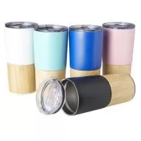 Copo térmico de inox 600ml com parede dupla e detalhe de bambu. Tampa com acesso ao bocal e trava de segurança.