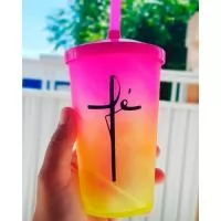Copos jateados personalizados. Com capacidade de 550ml, com tampa e canudo biodegradável. Coloridos, resistentes, brinde de baixo custo, eles são fabricado em PS cristal e possuem amplo espaço para personalizar a logomarca