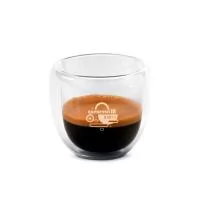 Copo de vidro personalizado, conjunto composto por dois copos de vidro com capacidade de 75 ml e caixa para presente personalizável. Brinde útil para presentear colaboradores e clientes. A impressão da marca é feita em Silkscreen na caixa ou Tampogra