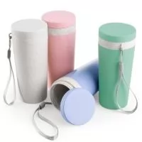 Copo fibra de bambu 350ml com parede dupla e alça. Copo produzido em Polipropileno livre de BPA, possui uma tampa de vedação rosqueável e alça de nylon (removível) para transporte. Conserva a temperatura interna durante um período de 1 à 2 horas, mas não dispõe de isolamento térmico. O copo pode ser levado a lava-louças, geladeiras e micro-ondas.  Altura :  17 cm  Largura :  7,8 cm  Circunferência :  22,4 cm  Medidas aproximadas para gravação (CxL):  13,5 cm x 5 cm  Tamanho total aproximado  (CxL):  Cordão 11,2 cm  Peso aproximado (g):  107
