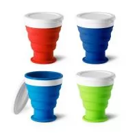 Copo de viagem dobrável em silicone com tampa em PP. Contém uma argola na base que serve como pega ou para pendurar. Capacidade até 400 mL. Certificação EU Food Grade. ø66 x 117 x 96 mm