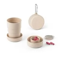 Copo de viagem retrátil em fibra de bambu (60%) e PP (40%) com capacidade até 210 mL. Incluso caixa para comprimidos e mosquetão. Certificação EU Food Grade. ø65 x 33 mm