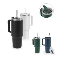 Copo de viagem de grande dimensão para se manter hidratado durante o dia sem a necessidade de recargas constantes. Composto por aço inox 91% reciclado, com parede dupla isolada a vácuo e acabamento em mate. Este copo pode ser utilizado de duas maneiras: através da sua abertura para canudo ou do orifício para utilização direta (pode ser fechado). A sua pega facilita o transporte quer seja para o trabalho ou para atividades ao ar livre. Capacidade até 1300 mL. Fornecido em caixa presente de papel kraft reciclado. Certificação EU Food Grade.  Dimensões do produto: ø143 x 257 mm (sem canudo) | Canudo: 305 mm Peso do produto:: 519 g