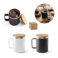 Copo de viagem térmico em aço inox 90% reciclado, com parede dupla isolada a vácuo e tampa em bambu. Esta caneca tem um revestimento em pó que lhe confere mais durabilidade e resistência. Capacidade até 420 mL. Fornecido em caixa presente de papel kraft reciclado. Certificação EU Food Grade. A cor e o resultado da impressão nos materiais naturais pode variar entre produtos.  Dimensões do produto: ø88 x 112 mm
