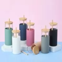 Copo de vidro borossilicato com capacidade de 500ml. Inclui canudo e tampa de bambu com abertura para canudo, além de uma luva de silicone para melhor aderência.  Altura: 19,3 cm Largura: 6,9 cm Comprimento: canudo Circunferência: 21,7 cm