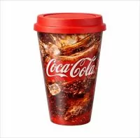 Copo com capacidade de 450 ml produzido em polipropileno, com peso aproximado de 41 gramas, altura de 12,4 cm, diâmetro da boca de 8,5 cm e base de 5,8 cm, acompanhado de tampa de café estilo MUG e com personalização por gravação IML (In Mold Label),