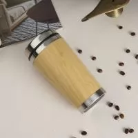 Copo de bambu com capacidade de 500ml, parte interna em inox e tampa com compartimento de abertura para beber, ideal para cafés, chás e outras bebidas no dia a dia. O revestimento externo em bambu traz um visual natural e sofisticado, enquanto os det