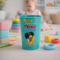 Copo com capacidade de 350 ml produzido em polipropileno, com peso aproximado de 20 gramas, altura de 10,6 cm, diâmetro da boca de 7,5 cm e base de 6,0 cm, desenvolvido para oferecer leveza, resistência e praticidade no uso diário, com personalização