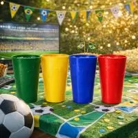 Copo com capacidade de 550 ml fabricado em polipropileno, com peso de 36 gramas, altura de 14,5 cm, diâmetro da boca de 8,7 cm e base de 6,3 cm, apresentando estrutura leve, resistente e de fácil manuseio. Seu formato alongado favorece a pegada confo