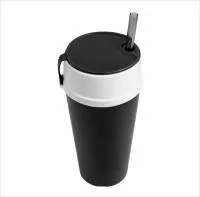 Copo com capacidade de 450 ml produzido em polipropileno, com peso aproximado de 53 gramas, altura de 12,4 cm, diâmetro da boca de 8,5 cm e base de 5,8 cm, acompanhado de tampa com compartimento porta snacks integrado, oferecendo uma solução prática 