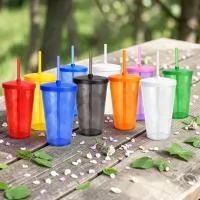 Copo com capacidade de 750 ml produzido em poliestireno, com peso de 77 gramas, altura de 15 cm, diâmetro da boca de 9,5 cm e base de 7,1 cm, desenvolvido com estrutura rígida e acabamento em relevo espiral que agrega estética e melhor aderência ao u