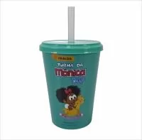Copo com capacidade de 350 ml produzido em polipropileno, com peso aproximado de 26 gramas, altura de 10,6 cm, diâmetro da boca de 7,5 cm e base de 6,0 cm, acompanhado de tampa e canudo que proporcionam melhor vedação e praticidade no consumo de bebi
