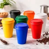 Copo com capacidade de 450 ml produzido em polipropileno, com peso aproximado de 41 gramas, altura de 12,4 cm, diâmetro da boca de 8,5 cm e base de 5,8 cm, acompanhado de tampa estilo MUG que auxilia na vedação e no controle do fluxo ao consumir bebi