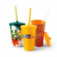 Copo com capacidade de 550 ml produzido em polipropileno, com peso aproximado de 45 gramas, altura de 14,5 cm, diâmetro da boca de 8,7 cm e base de 6,3 cm, acompanhado de tampa e canudo, com personalização em IML (In Mold Label), tecnologia na qual a