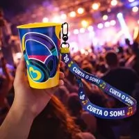 Copo com capacidade de 550 ml produzido em polipropileno, com peso de 36 gramas, altura de 14,5 cm, diâmetro da boca de 8,7 cm e base de 6,3 cm, equipado com alça lateral para fixação de cordão (não acompanha), proporcionando praticidade no transport