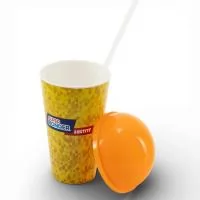 Copo com capacidade de 450 ml produzido em polipropileno, com peso de 42 gramas, altura de 12,4 cm, diâmetro da boca de 8,5 cm e base de 5,8 cm, equipado com tampa formato bola e canudo integrado. Conta com tecnologia In Mold Label, onde a arte é apl