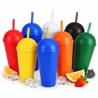 Copo com capacidade de 550 ml produzido em polipropileno, com peso aproximado de 48 gramas, altura de 14,5 cm, diâmetro da boca de 8,7 cm e base de 6,3 cm, acompanhado de tampa em formato bola e canudo, proporcionando uma estrutura diferenciada e fun
