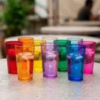 Copo com capacidade de 750 ml produzido em poliestireno, com peso de 62 gramas, altura de 15,0 cm, diâmetro da boca de 9,5 cm e base de 7,1 cm, apresentando estrutura rígida e acabamento liso que valoriza a transparência e o visual das bebidas. Seu d