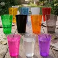Copo com capacidade de 750 ml produzido em poliestireno, com peso de 65 gramas, altura de 15 cm, diâmetro da boca de 9,5 cm e base de 7,1 cm, apresentando estrutura rígida e acabamento com textura em relevo espiral que valoriza o design e melhora a p