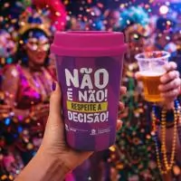 Copo com capacidade de 350 ml produzido em polipropileno, com peso aproximado de 30 gramas, altura de 10,6 cm, diâmetro da boca de 7,5 cm e base de 6,0 cm, acompanhado de tampa estilo MUG que auxilia na vedação e no controle do fluxo ao consumir bebi