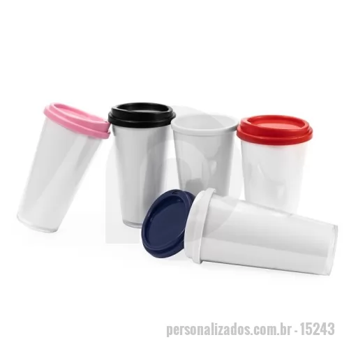 Copo Plástico personalizado - Descrição: Um copo em plástico de camada dupla que é uma opção versátil para as mais diversas situações. A construção resistente tanto do copo interno branco quanto do copo externo transparente ajudam em um manuseio seguro e livre do contato direto com o frio ou calor intenso do líquido. Além disso, conta com uma tampa rosqueável de bocal, o que o transforma em uma companhia para aquela dose de café no dia a dia.