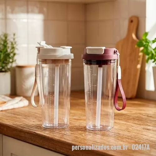 Copo Plástico personalizado - Copo Plástico Personalizado - 02417A - Copo em plástico livre de BPA com capacidade para até 600ml. Possui marcação de volume impressa e tampa rosqueável com trava de segurança para o bocal, além de bico flip com protetor próprio. Acompanha canudo para encaixe interno e alça de nylon com detalhe em couro sintético.  Altura :  19 cm  Largura :  9,1 cm  Circunferência :  26,2 cm  Medidas aproximadas para gravação (CxL):  12 cm x 6 cm  Peso aproximado (g):  170 - 178834 - Copo Plástico