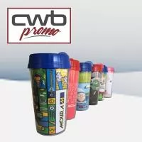 PRODUTO: Copo Duplo MEDIDAS: 18,5cm altura com tampa x Diâmetro externo 8,5cm x Diâmetro Interno 7,4cm CAPACIDADE: 500 ml MATERIAL: PP (interna + tampa), PS cristal (externa) PERSONALIZAÇÃO: Rótulo em papel couchê (parte interna) CORES: Diversas