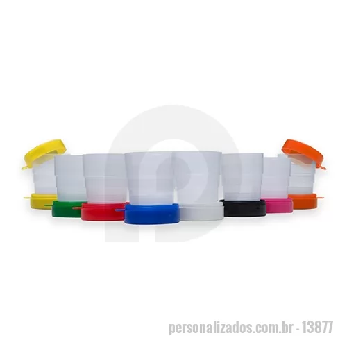 Copo Retrátil personalizado - DESCRIÇÃO: Copo retrátil 200ml de plástico com tampa porta comprimido e base colorida. Basta puxar para cima para  armar  o copo, possui “suporte” para chaveiro. Na área interna da tampa possui um compartimento para comprimidos, basta rosquear a tampa interna para abrir/fechar.  Medidas aproximadas para gravação (CxL): 5,8 cm x 5,8 cm  Tamanho total aproximado (CxL): 6,9 cm x 8 cm x 3,4 cm – Aberto 8,4 cm altura  Peso aproximado (g): 45  Cores: azul, branco, preto, verde, rosa, vermelho, amarelo e laranja  Consultar disponibilidade do estoque