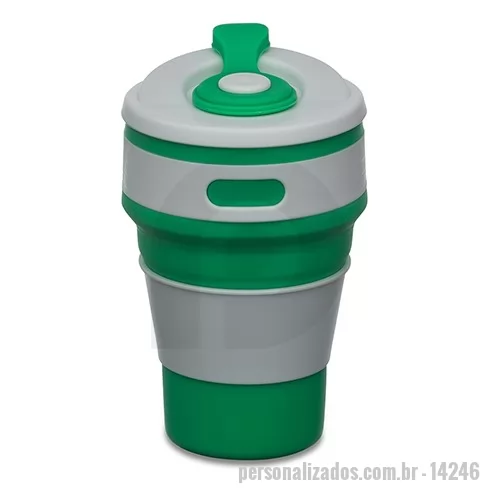 Copo Retrátil personalizado - DESCRIÇÃO: Copo retrátil 350ml de silicone, livre de BPA. Tampa plástica de encaixe com abertura para o bocal, acompanha  luva  plástica branca, evitando queimar as mãos com líquido quente - também pode ser utilizada como suporte para sustentação do copo.  Altura: 15 cmLargura: 8,6 cm  Circunferência: 27,2 cm  Medidas aproximadas para gravação (CxL): 3,3 cm x 6 cm  Tamanho total aproximado (CxL): Fechado 5,9 cm  Peso aproximado (g): 121  Cores: verde, azul, cinza e lilás  Consultar disponibilidade do estoque