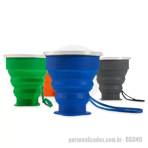 Copo Retrátil personalizado - Detalhes:  Copo reutilizável retrátil de silicone com capacidade de 240ml. Ele possui borda em inox, tampa em PVC flexível e cordão para transporte preso à tampa.  Material Principal: Silicone em grau alimentar