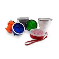 PRODUTO: Copo Retrátil Silicone 200 ml DESCRIÇÃO DO PRODUTO: Copo 200ml de silicone retrátil com borda inox, contém tampa de encaixe em pvc com cordão de nylon. MEDIDAS: Altura : 8,7 cm Largura : 9,2 cm Circunferência : 23,6 cm  Medidas aproximadas para gravação (CxL):  1 cm x 5 cm Peso aproximado (g):  58 Cores: Cinza, Azul, Branco, Laranja e Vermelho