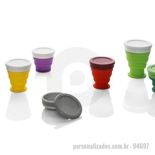 Copo sanfonado personalizado - Copo de viagem dobrável em silicone com tampa em PP (térmico). Contém uma argola na base que serve como pega ou para pendurar. Copo com capacidade até 400 mL. Certificação EU Food Grade. ø66 x 117 x 96 mm