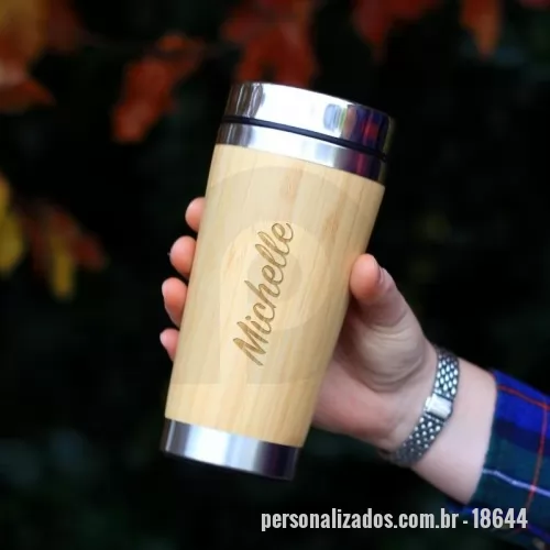 Copo térmico personalizado - Copo Bambu de 500ml, parte interna em inox. Possui tampa com compartimento que pode ser aberto para beber.  Altura :  17,5 cm  Largura :  8,4 cm  Circunferência :  26 cm  Medidas aproximadas para gravação (CxL):  12,5 cm x 6cm  Peso aproximado (g):  192  BAMBU	 	 	 