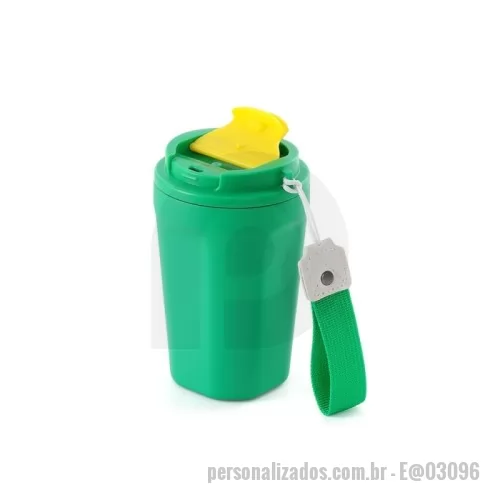 Copo térmico personalizado - Copo térmico de inox 350ml com parede dupla, parte inferior com borracha antideslizante, tampa plástica rosqueável com abertura de bocal e alça de nylon para transporte com detalhe em couro sintético. Cores Disponíveis: Azul, Bege, Branco, Verde e Vermelho.