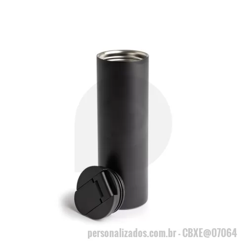 Copo térmico personalizado - Copo térmico Personalizado - CBXE@07064 - Copo térmico em inox de 500?ml com parede dupla e isolamento a vácuo, ideal para manter suas bebidas quentes ou frias por horas. A base em borracha antideslizante garante estabilidade em superfícies lisas, enquanto a tampa rosqueável com abertura de bocal oferece vedação segura e praticidade ao beber. Seu design elegante e acabamento polido fazem deste copo uma excelente escolha para escritório, viagens ou uso diário.  Capacidade: 500?ml  Altura: 17,2?cm  Diâmetro externo: 8,9?cm  Circunferência: 28,2?cm  Área para gravação: 12,5?cm x 6,3?cm  Peso aproximado: 294?g - 176088 - Copo térmico