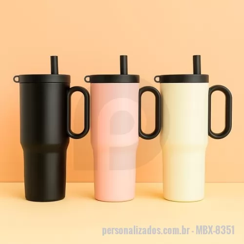 Copo térmico personalizado - Caneca térmica em inox 304 com pintura eletrostática, alça lateral em plástico e capacidade de até 750ml. Conta com estrutura de parede dupla e vedação a vácuo para manter a temperatura de líquidos por mais tempo. Possui tampa plástica rosqueável com acesso para canudo, infusor removível e alça para fixação de chaveiro ou gancho. Acompanha canudo plástico para encaixe.  Altura :  24,8 cm  Largura :  14,5 cm  Circunferência :  26,6 cm