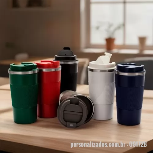 Copo térmico personalizado - Copo térmico Personalizado - 09172B - Copo Térmico Inox 500ml – Elegância, Resistência e Funcionalidade  Descrição: Copo térmico fabricado em inox 304 com pintura eletrostática, garantindo durabilidade e acabamento premium. Possui capacidade de até 500ml, parede dupla e vedação a vácuo para manter a temperatura das bebidas por mais tempo. Conta com base emborrachada antiderrapante, tampa rosqueável com trava no bocal e luva removível em silicone, proporcionando segurança e conforto no uso diário.  Especificações: Altura: 17,6 cm Largura: 8,9 cm Circunferência: 27 cm Área de gravação: 2,5 x 8 cm Peso: 270 g  Ideal para brindes personalizados sofisticados e práticos, perfeitos para uso no trabalho, em viagens ou no dia a dia. - 178352 - Copo térmico