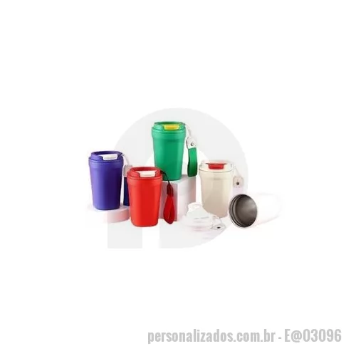 Copo térmico personalizado - Copo térmico de inox 350 ml com parede dupla, parte inferior com borracha antideslizante, tampa plástica rosqueável com abertura de bocal e alça de nylon para transporte com detalhe em couro sintético. Altura : 14 cm Largura : 8,8 cm Circunferência :