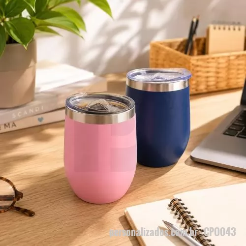 Copo térmico personalizado - Copo térmico de 320ml em inox, com parede dupla e composição livre de BPA, ideal para manter bebidas na temperatura por mais tempo com praticidade e estilo. Possui tampa transparente com bocal e trava de segurança, proporcionando mais conforto no con